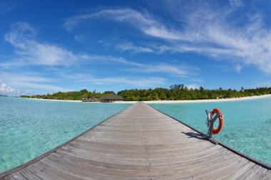 Tropikal Plajı'nda ahşap brodge