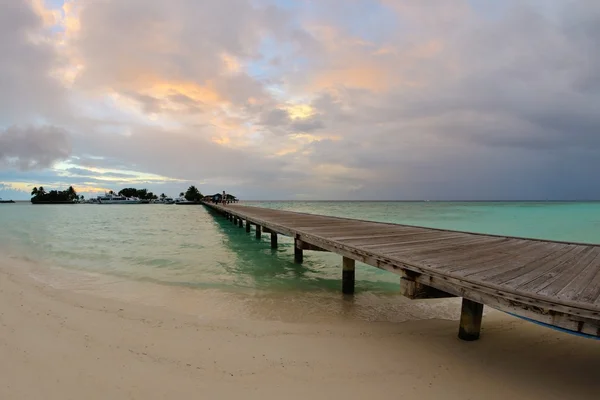 Holzbrücke tropischer Strand — Stockfoto