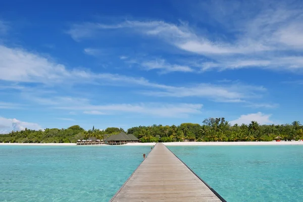 Trä brodge på tropical beach — Stockfoto