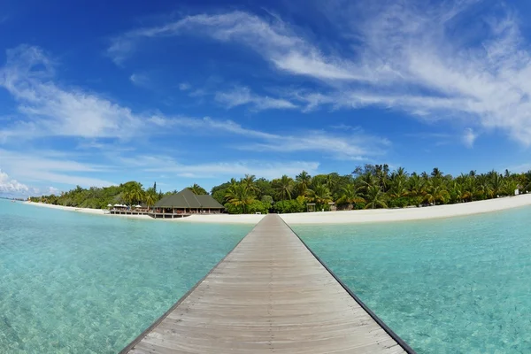 Wooden brodge at tropical beach — Stock Photo, Image