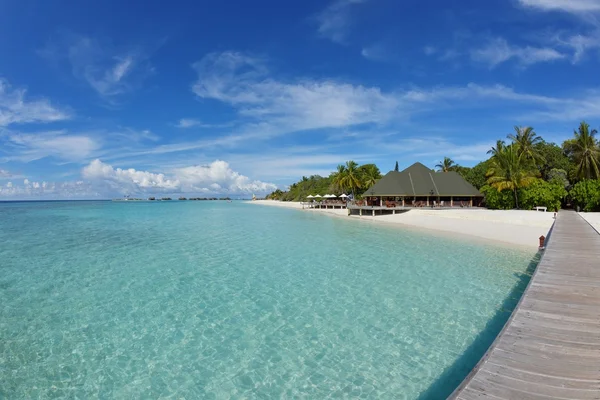 Trä brodge på tropical beach — Stockfoto