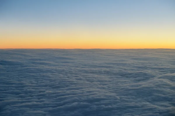 Günbatımı üzerinde bulutlar — Stok fotoğraf