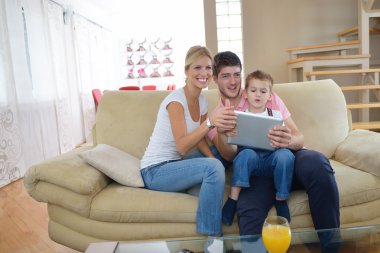 ailesi evde tablet bilgisayar kullanarak