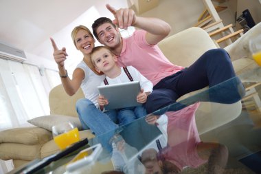 ailesi evde tablet bilgisayar kullanarak