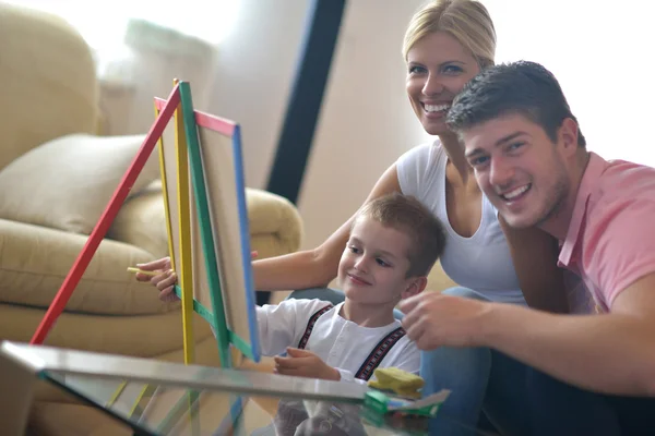 Familjen ritning på skolans styrelse hemma — Stockfoto