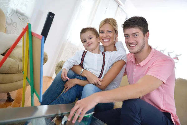 Famiglia disegno a bordo della scuola a casa — Foto Stock