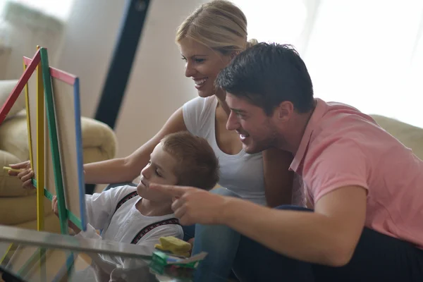 Família desenho no conselho escolar em casa — Fotografia de Stock