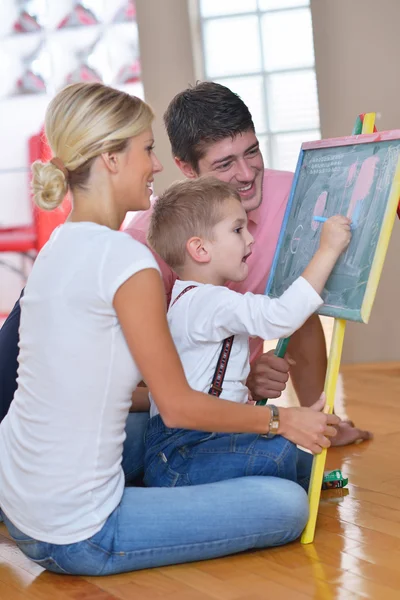 Famiglia disegno a bordo della scuola a casa — Foto Stock