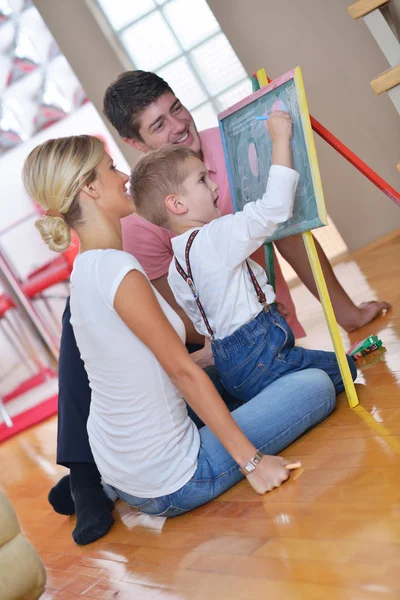 Família desenho no conselho escolar em casa — Fotografia de Stock