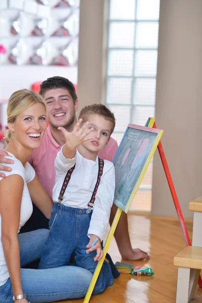 Familie puttend uit schoolbestuur thuis — Stockfoto