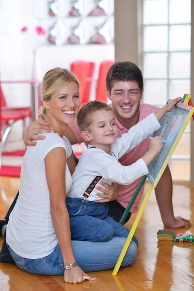 Família desenho no conselho escolar em casa — Fotografia de Stock