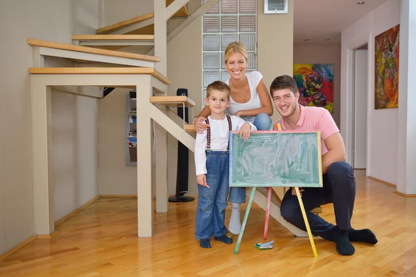 Família desenho no conselho escolar em casa — Fotografia de Stock