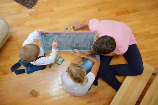 Família desenho no conselho escolar em casa — Fotografia de Stock