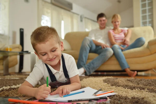 Familie thuis — Stockfoto