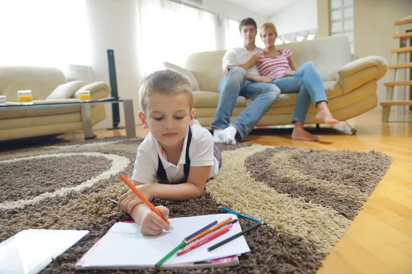 Familie thuis — Stockfoto