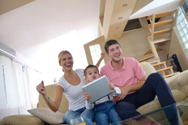 Familie thuis met behulp van tablet pc — Stockfoto