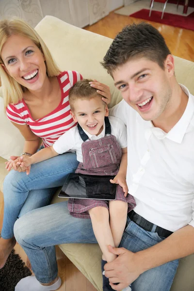 Famille à la maison en utilisant une tablette — Photo