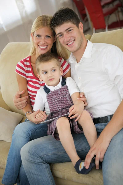 Familie thuis met behulp van tablet pc — Stockfoto