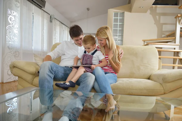 Famille à la maison en utilisant une tablette — Photo