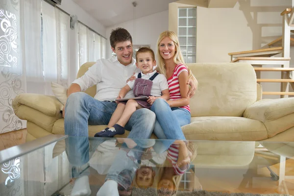 Famille à la maison en utilisant une tablette — Photo