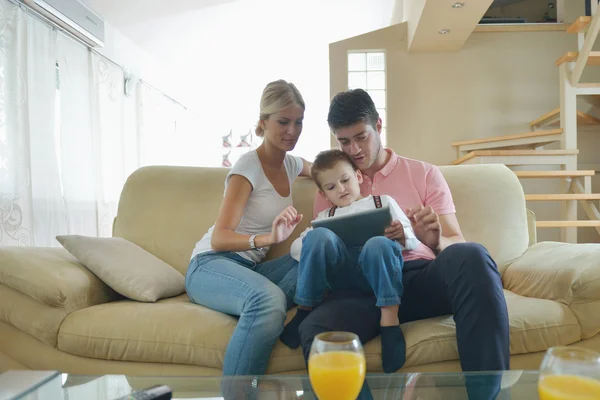 Familie thuis met behulp van tablet pc — Stockfoto