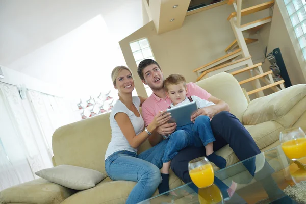 Famille à la maison en utilisant une tablette — Photo