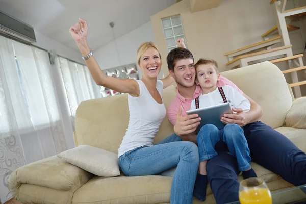 Famille à la maison en utilisant une tablette — Photo