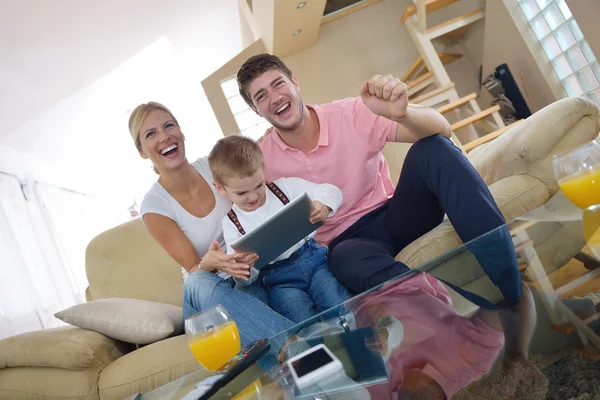 Сім'я вдома за допомогою планшетного комп'ютера — стокове фото