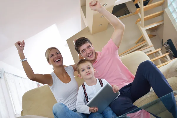 Familie thuis met behulp van tablet pc — Stockfoto