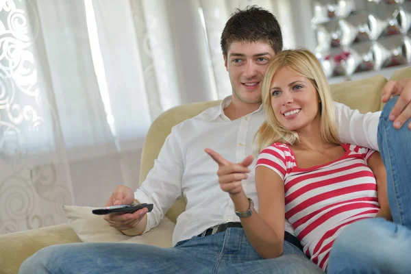 Relaxado jovem casal assistindo tv em casa — Fotografia de Stock