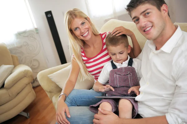 Family at home using tablet computer — Stock Photo, Image