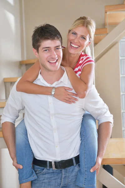 Pareja joven en casa en salón luminoso —  Fotos de Stock