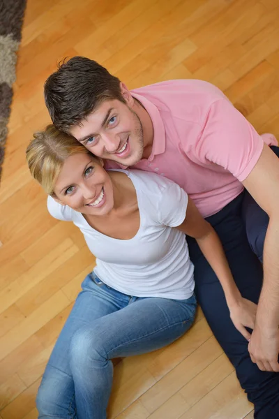 Jovem casal em casa na sala de estar brilhante — Fotografia de Stock