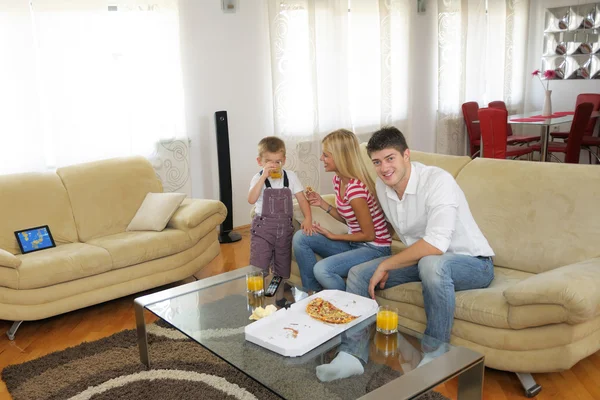 Familjeätande pizza — Stockfoto