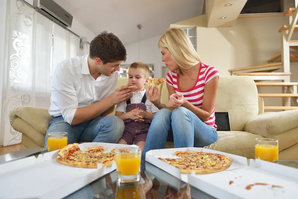 Familie pizza eten — Stockfoto