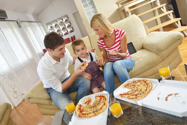 Familjeätande pizza — Stockfoto