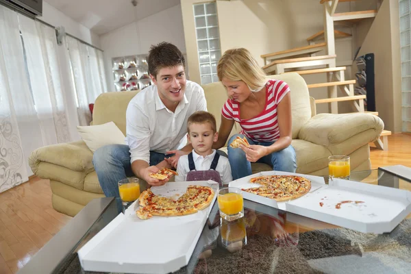 Familie isst Pizza — Stockfoto