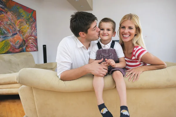 Famiglia a casa — Foto Stock