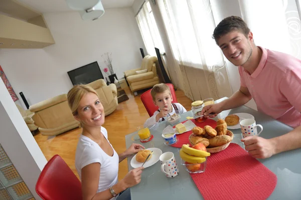 Familjen har hälsosam frukost hemma — Stockfoto