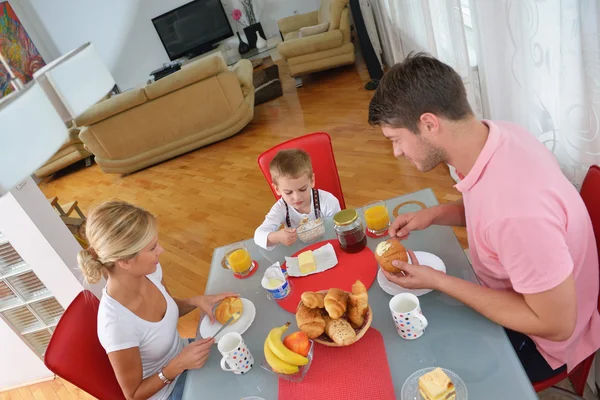 Familjen har hälsosam frukost hemma — Stockfoto