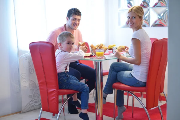 Familjen har hälsosam frukost hemma — Stockfoto