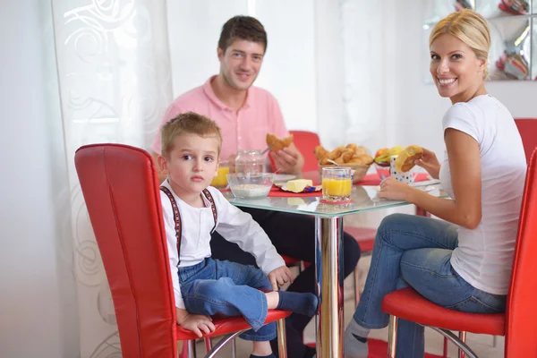 Familjen har hälsosam frukost hemma — Stockfoto