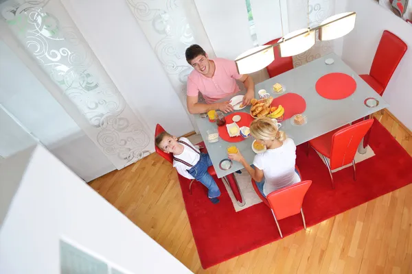 Família tomar café da manhã saudável em casa — Fotografia de Stock