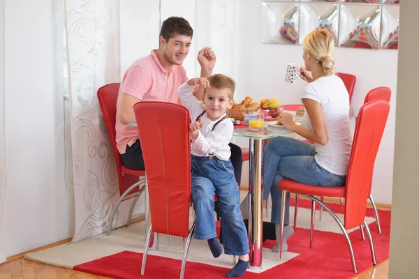 Familjen har hälsosam frukost hemma — Stockfoto