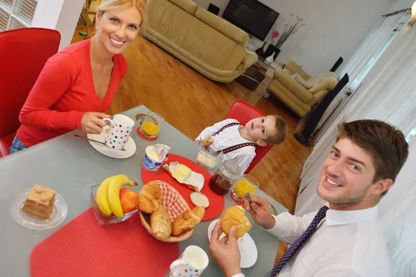 Familjen har hälsosam frukost hemma — Stockfoto