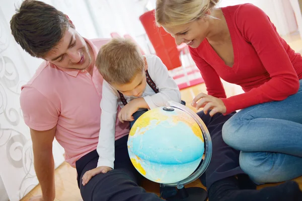 Famiglia divertirsi con globo — Foto Stock