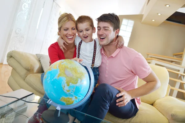 Famille amusez-vous avec globe — Photo