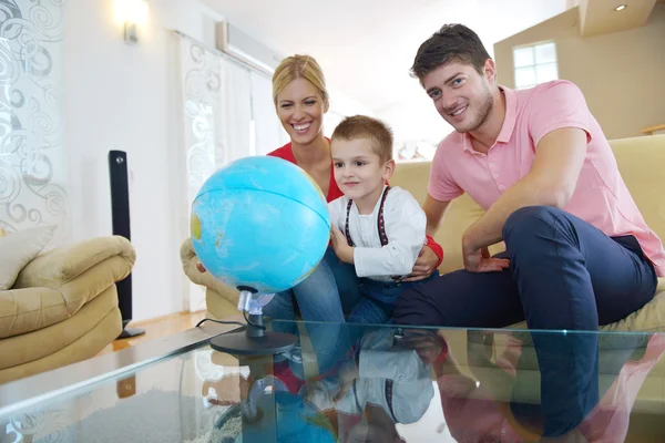 Famiglia divertirsi con globo — Foto Stock