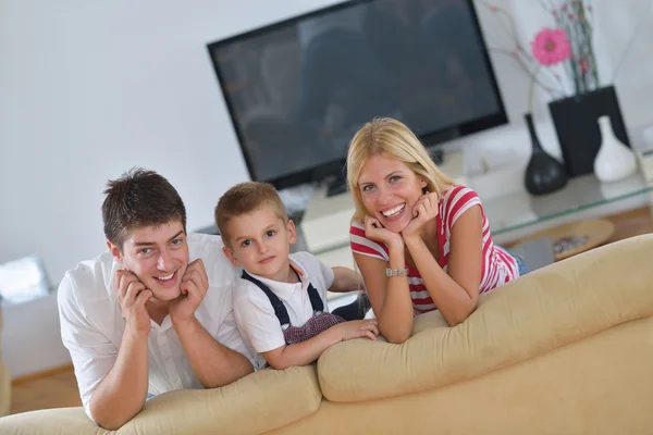 Familie thuis — Stockfoto