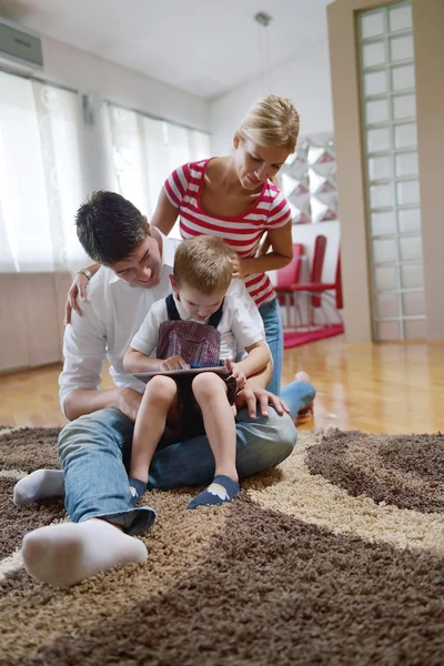 Familia en casa —  Fotos de Stock